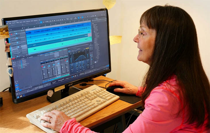 Mary Kay Aufrance uses Fender Studio Pro