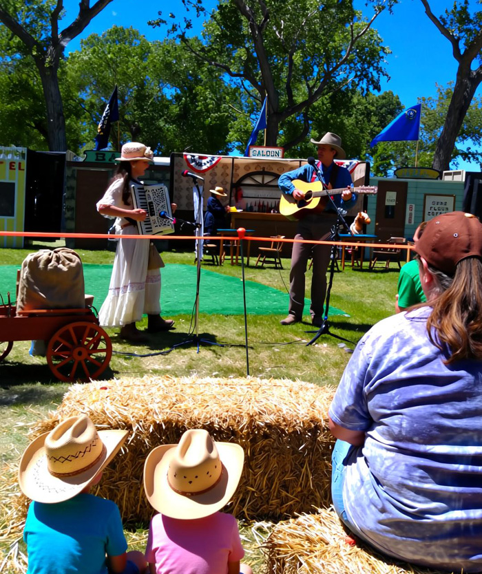Slim and Minnie perform Old West music