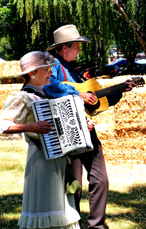 Tom and Mary Kay Aufrance perform as Slim and Minnie